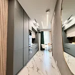 Cloud Nine Airport Residence- Free Parking, King 클루지나포카